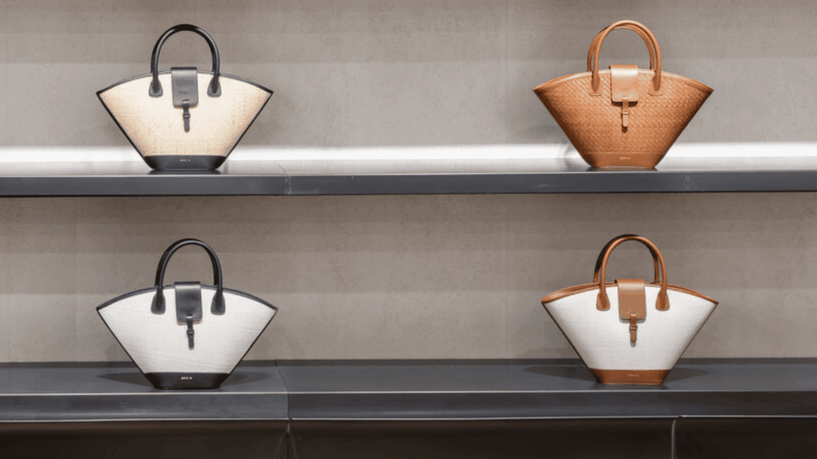 bolsos minimalistas de piel blancos y tostados