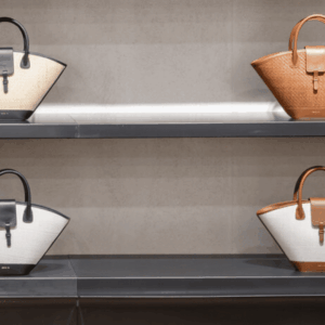bolsos minimalistas de piel blancos y tostados