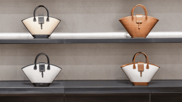 bolsos minimalistas de piel blancos y tostados