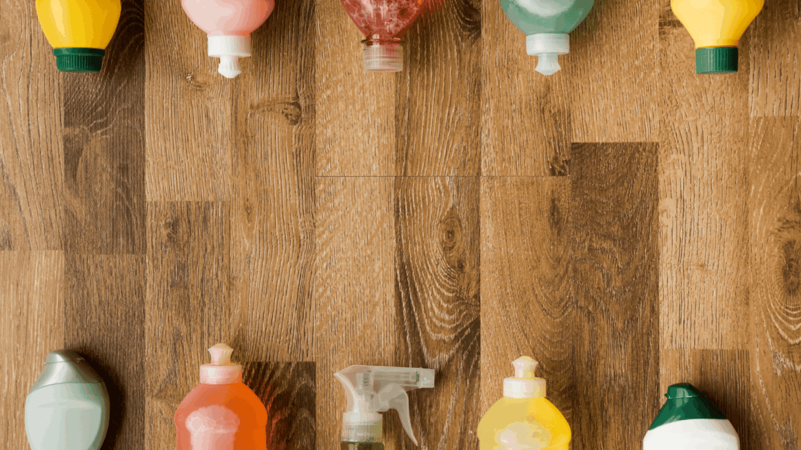 botellas y dispensadores de limpieza sobre madera