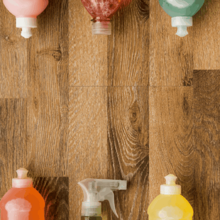 botellas y dispensadores de limpieza sobre madera