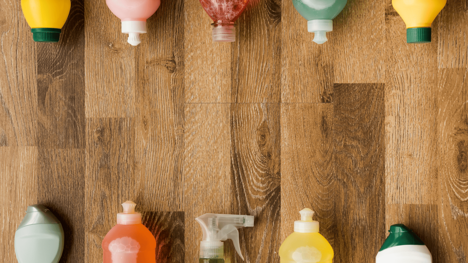 botellas y dispensadores de limpieza sobre madera