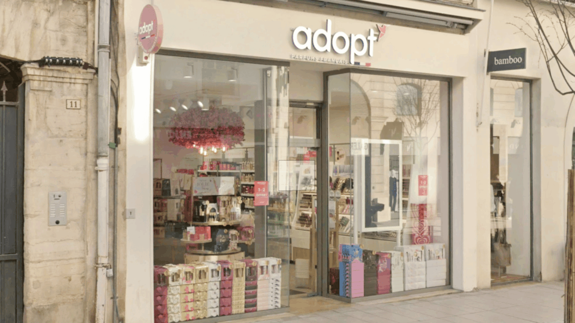 vitrine adopt : cosmétiques et parfums modernes