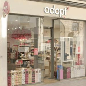 vitrine adopt : cosmétiques et parfums modernes