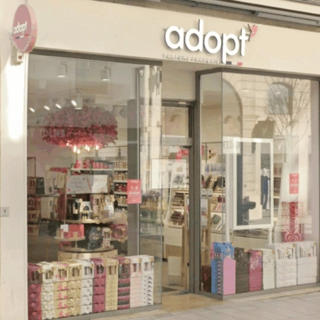 vitrine adopt : cosmétiques et parfums modernes