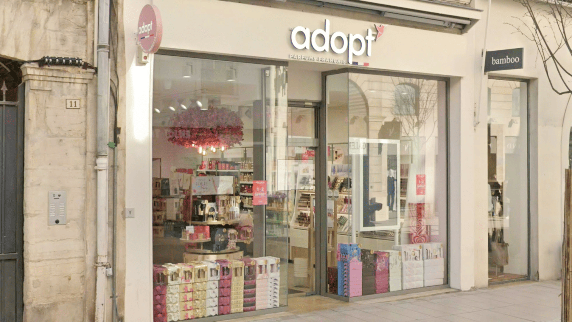 vitrine adopt : cosmétiques et parfums modernes