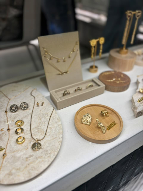 expositor de joyería dorada en boutique elegante