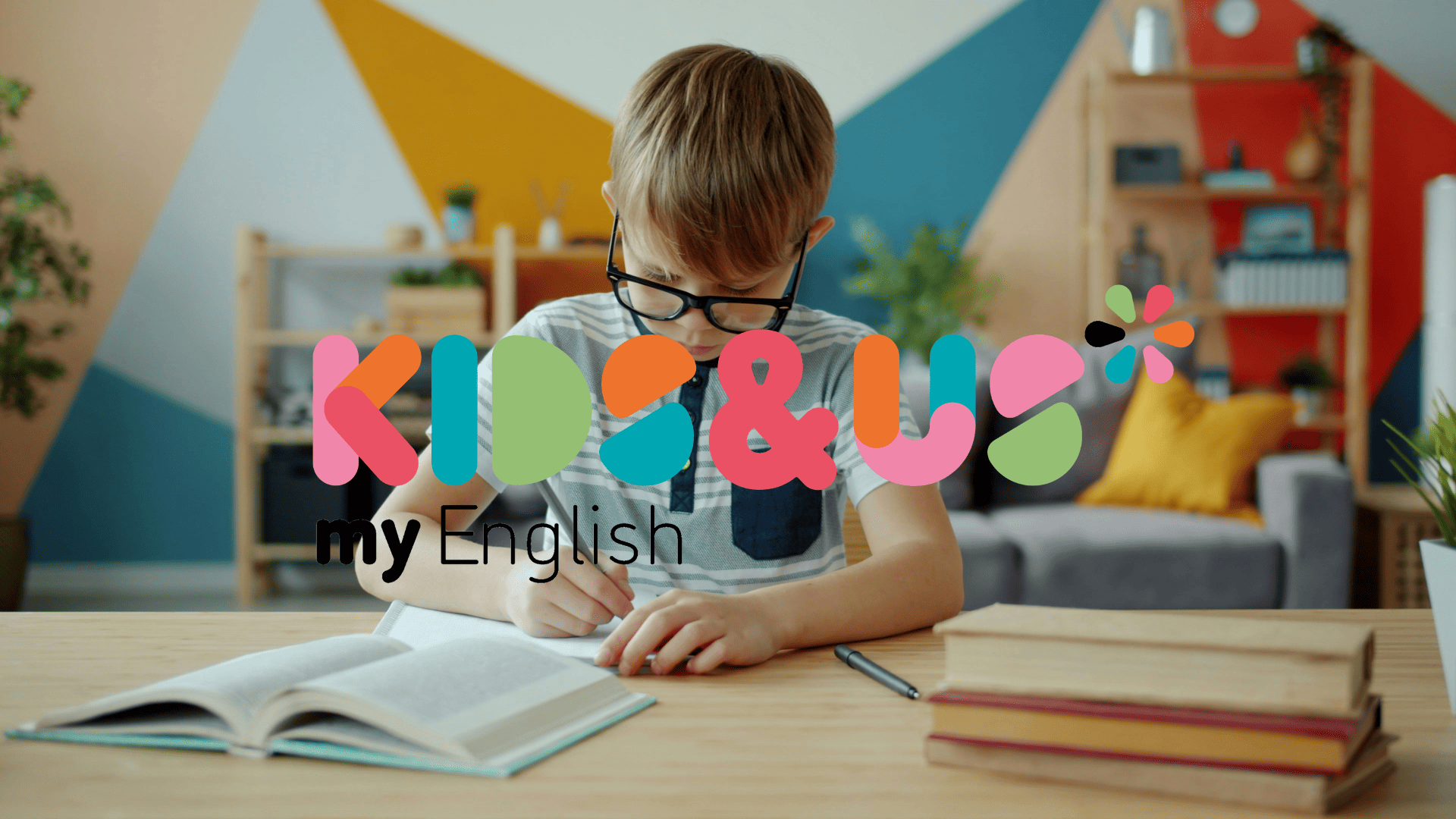 bambino che studia inglese con kid&u