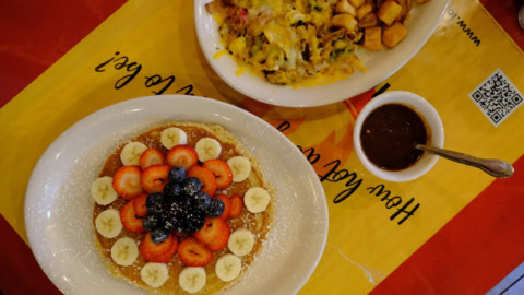 desayuno brunch: tortitas con fruta y huevos