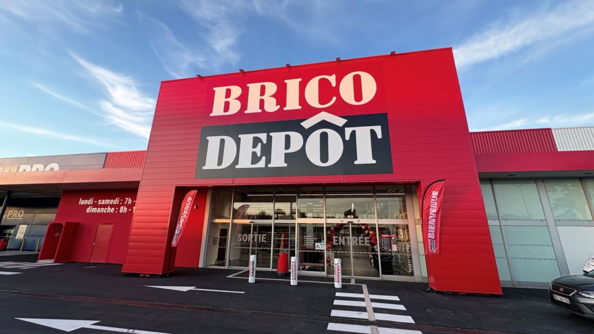 brico dépôt façade rouge — entrée et parking