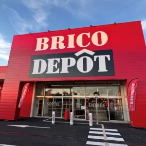 brico dépôt façade rouge — entrée et parking