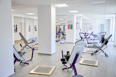 sala di riabilitazione moderna con attrezzi viola
