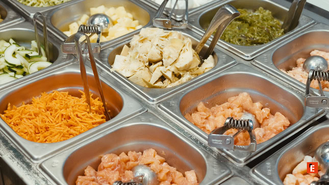 buffet freddo con salmone e verdure fresche