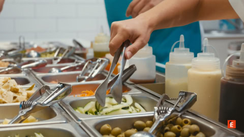 buffet insalata con pinze e condimenti freschi