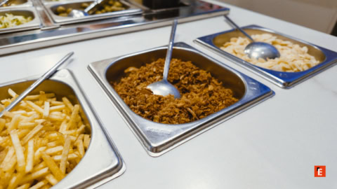 buffet self service con patatine e carne sfilacciata