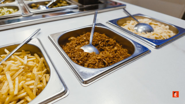 buffet self service con patatine e carne sfilacciata