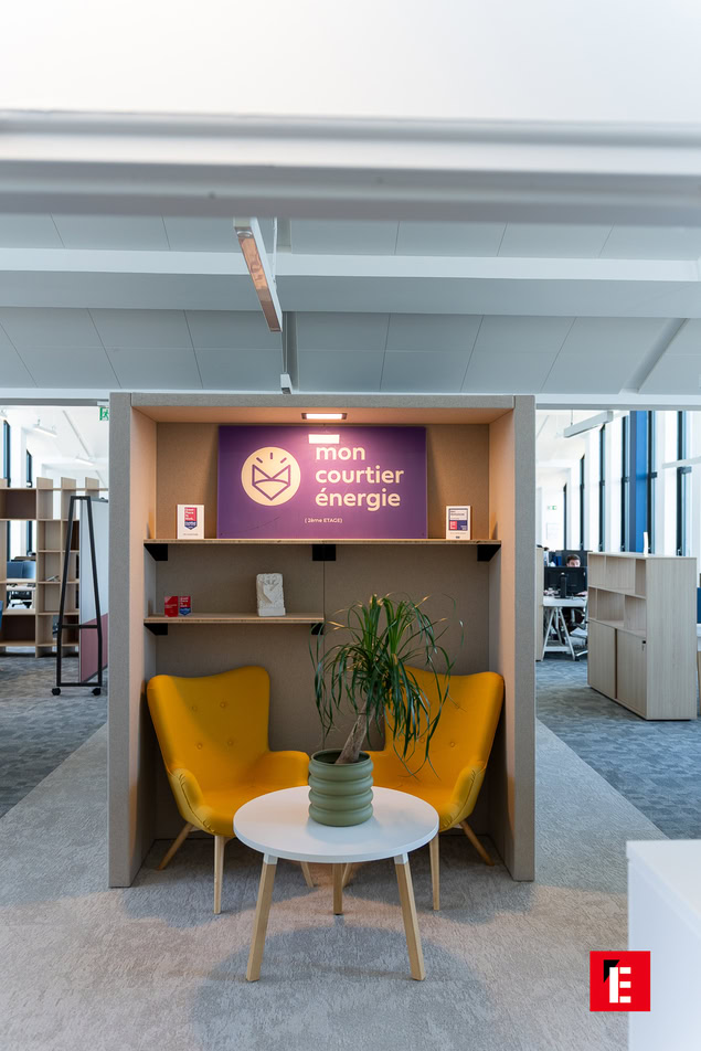 niche lounge moderne avec enseigne mon courtier Énergie