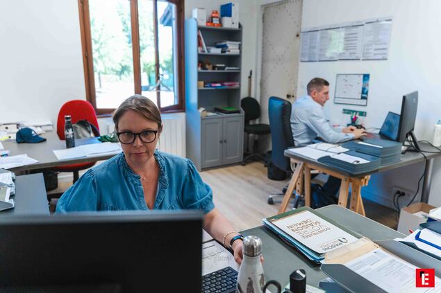 bureau partagé lumineux avec deux collègues