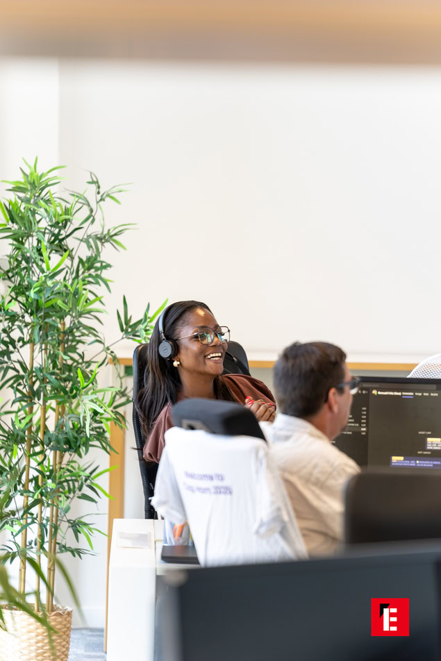 employée souriante avec casque dans bureau moderne