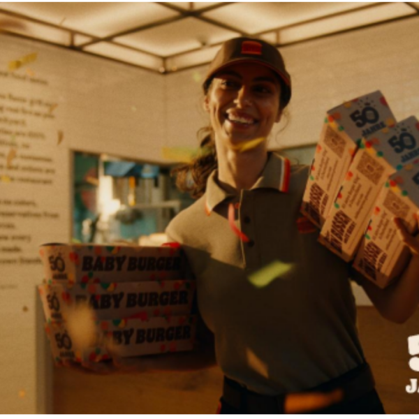 burger king mitarbeiterin feiert 50 jahre mit baby‑burger
