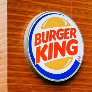 enseigne burger king ronde sur façade bois