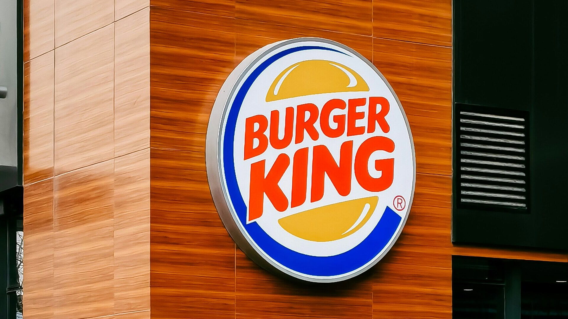 enseigne burger king ronde sur façade bois