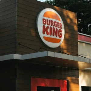 logo burger king sur façade ensoleillée