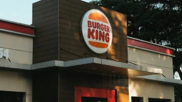 logo burger king sur façade ensoleillée