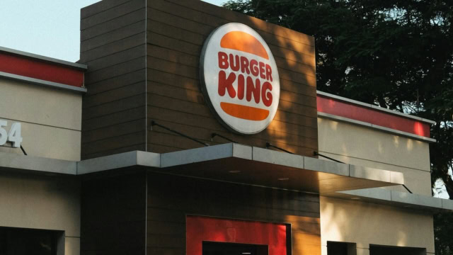 logo burger king sur façade ensoleillée