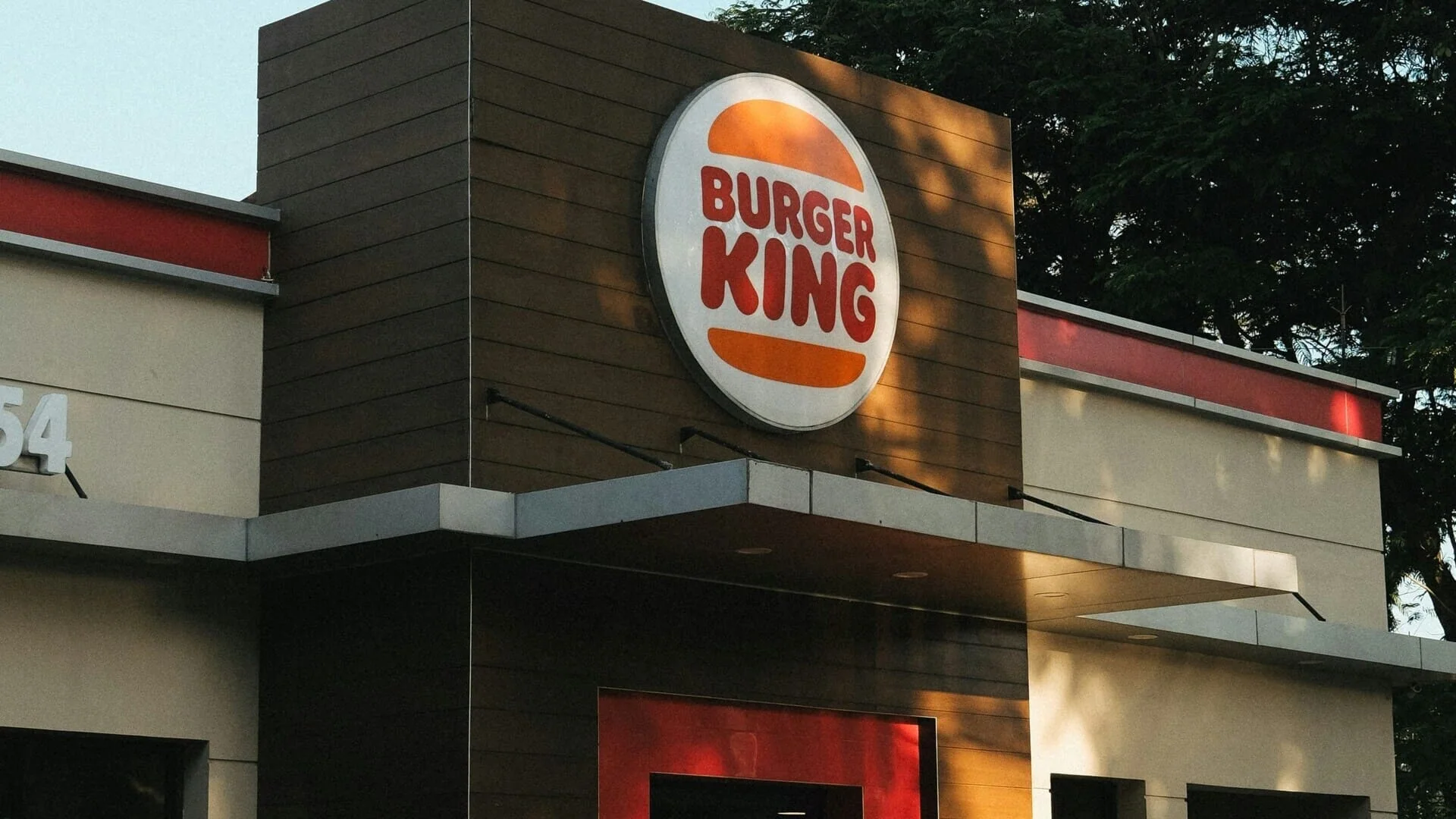 logo burger king sur façade ensoleillée