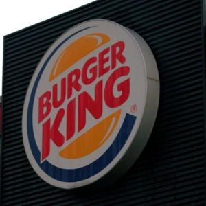 insegna rotonda burger king sulla facciata esterna