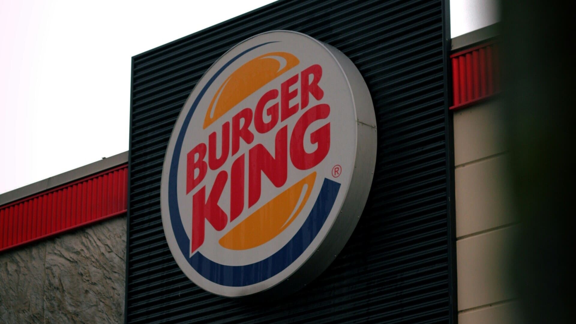 insegna rotonda burger king sulla facciata esterna