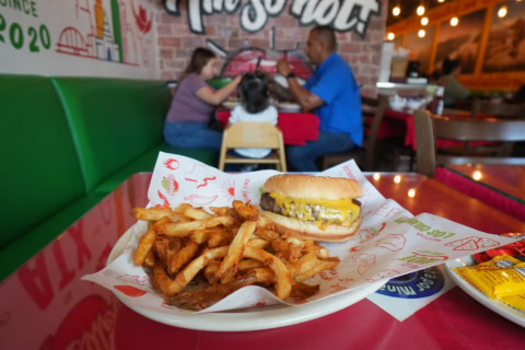 hamburguesa y patatas fritas en restaurante familiar