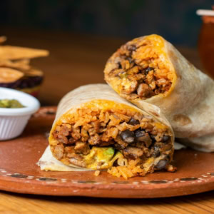burrito coupé garni de riz, haricots et fromage