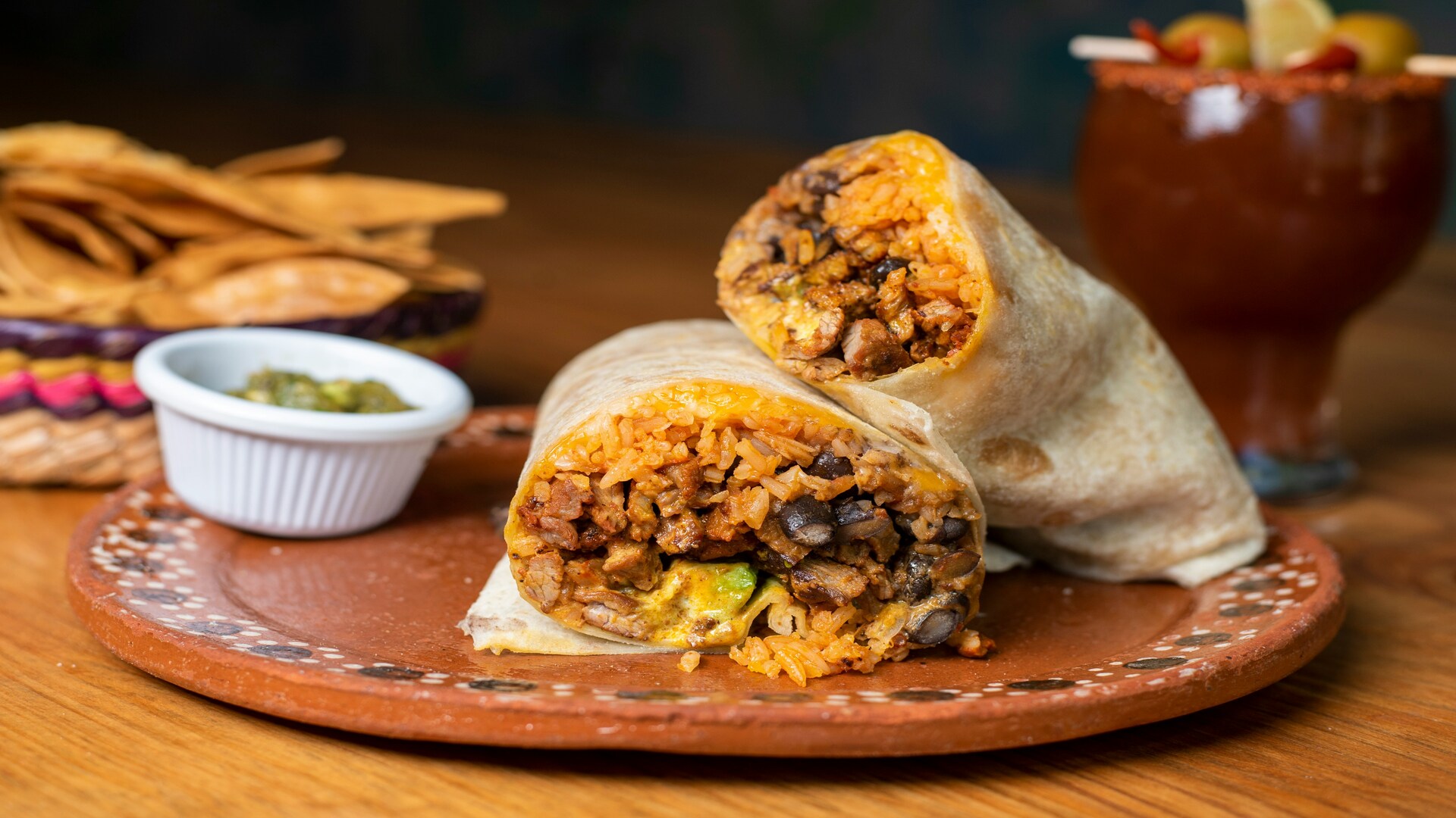 burrito coupé garni de riz, haricots et fromage