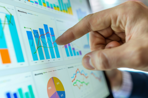 doigt pointant un tableau de bord analytique