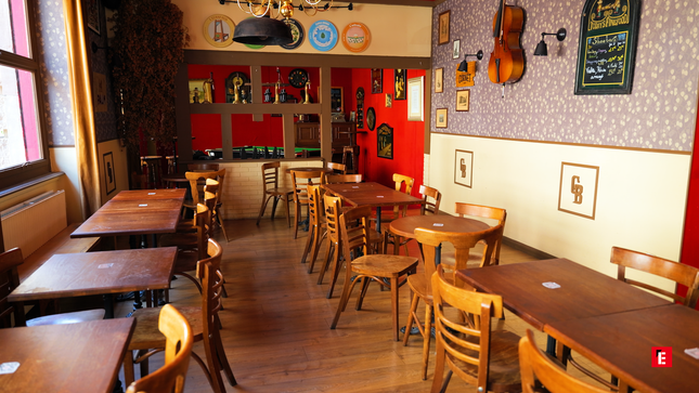 intérieur de café cosy au bar rouge