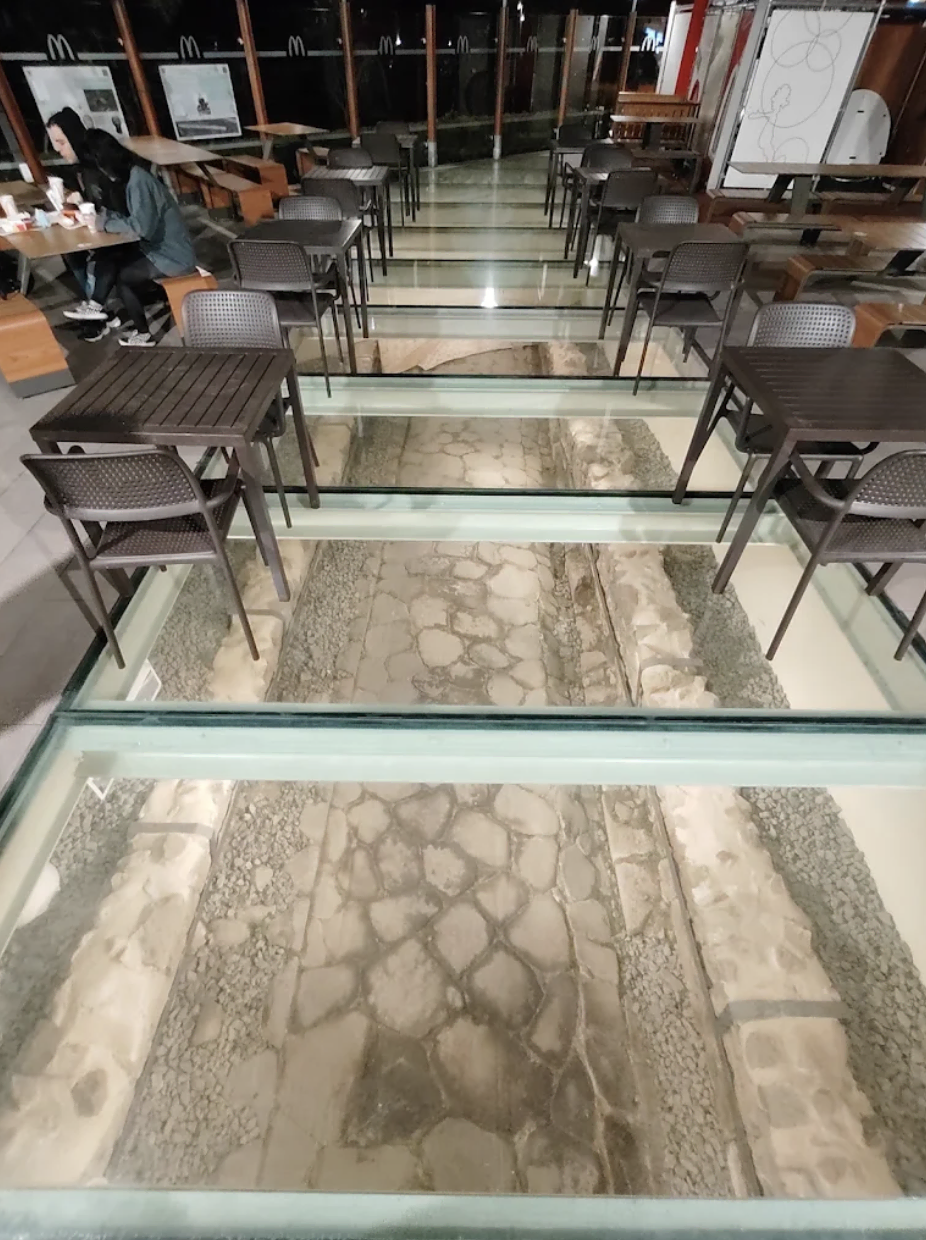 caffè moderno con pavimento in vetro archeologico notturno