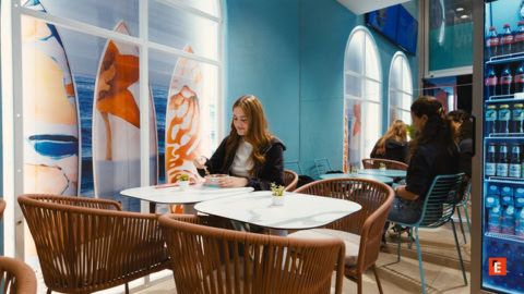 café moderne: cliente, design et lumière naturelle