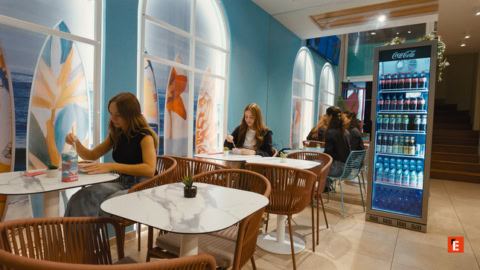 caffè moderno luminoso con clienti e arte