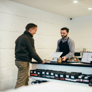 paiement mobile au comptoir dun café minimaliste
