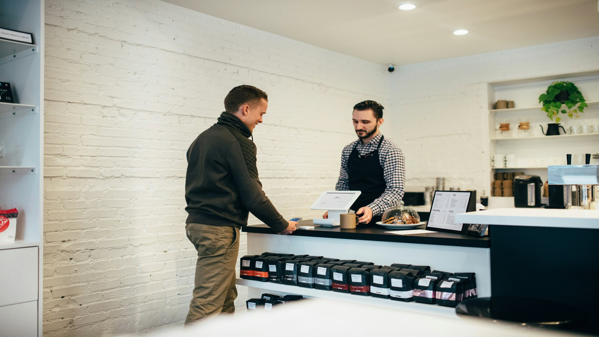 paiement mobile au comptoir dun café minimaliste
