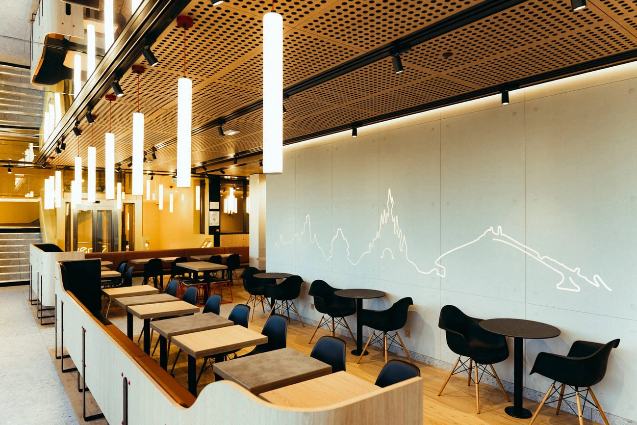 intérieur de café scandinave lumineux et minimaliste