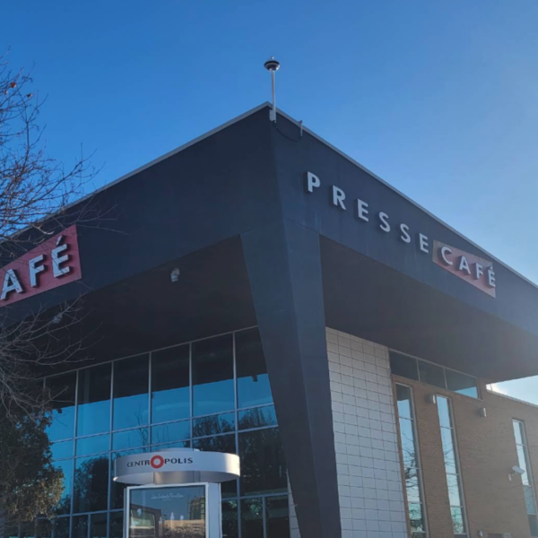 façade moderne de presse café centropolis au ciel bleu