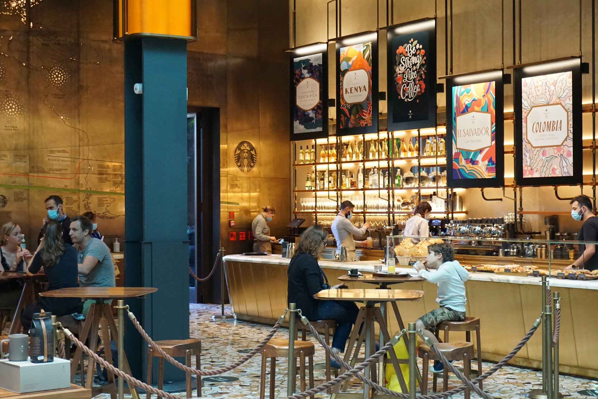 café artisanal avec baristas et comptoir de laiton