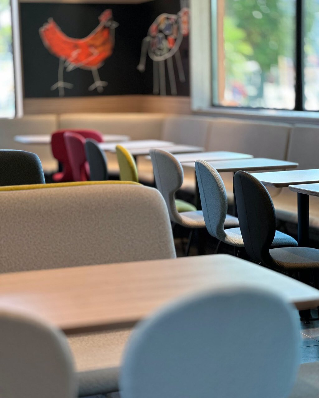 café contemporain vide avec banquette et lumière naturelle