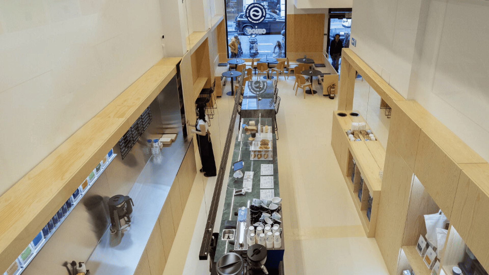 cafetería minimalista con barra central y ventana