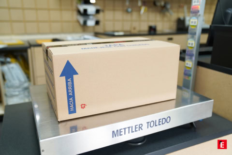 caja de cartón en balanza mettler toledo