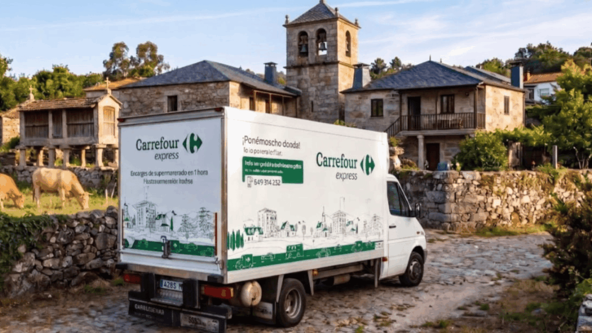 camión carrefour express en pueblo con hórreo