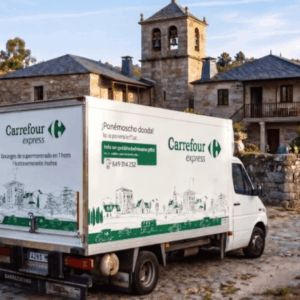 camión carrefour express en pueblo con hórreo